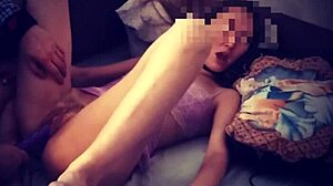 Russische amateur met kleine tieten geniet van masturbatie en dubbele penetratie
