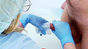 Les gants du médecin l'aident à identifier une séance de traite de la prostate