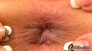Întinderea și deschiderea vaginului: Close-up al unei fete cu forme în HD