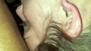 En hvid babe, der slikker røv, tager imod en monster-kuk i en hardcore video