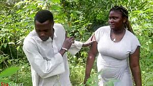 נערה אפריקאית מקבלת את התחת הגדול שלה נזיין על ידי החבר שלה