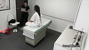 Amateur tiener krijgt haar eerste controle van de dokter