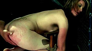 Vídeo fetichista com uma escrava submissa amarrada e castigada