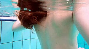 Tonårsflickor i bikini njuter av lite pool-kul
