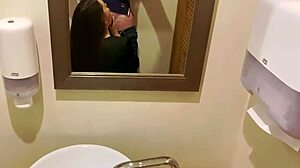 POV-video av kåt ung tjej som ger en avsugning och får sperma i ansiktet