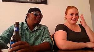 Threesome antara bangsa dengan Julie Ginger dalam video lucah HD
