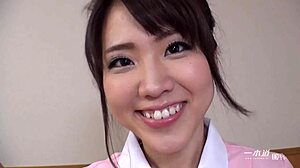 Asiatiske skønhed Sakura nyder en hårløs blowjob og creampie med sin elsker Miniska