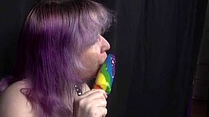 Candi Ravens képregényelőadása házi videóban