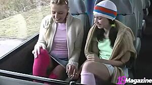 Dua gadis kurus menikmati beberapa kesenangan menjilat celana dalam