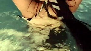 Indijska žena Sana razkazuje svoje telo v bazenu v zasebnem videu