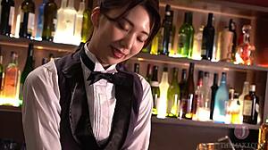 Japońska barmanka i piękna Azjatka oddają się brudnym rozmowom i softcore'owej akcji