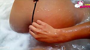 Junge Stiefgeschwister gönnen sich intime Badezeit