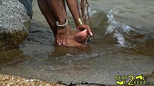 Млада и извратена тийнейджърка се намокря с краката си на плажа