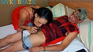 Агата Кент обнаруживает Майка Бразилию в мотеле, смотрящем фильм для взрослых, и продолжает дарить ему незабываемый сексуальный опыт, включая оральный, анальный и вагинальный секс. Смотрите полное видео на X-видео в красной категории