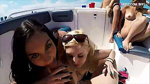 Unge kvinder har sex på en speedbåd offentligt