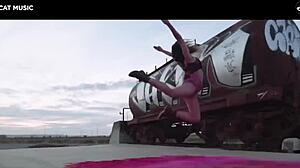 Adolescenta româncă dansează cu un fund uriaș într-un videoclip de muzică sexy