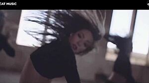 Румунска тинејџерка плеше са огромним дупетом у секси музичком видеу