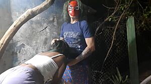 Spider Man svádí nezkušenou dívku na halloweenské párty před kamerou