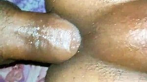 Gej trojček z analno penetracijo v položaju žličke