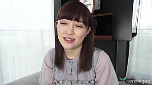 アマチュアの東京モデルの片桐渚が、ソファキャスティングのインタビューのために脱ぎ、無修正のフェラチオをしてから、マンコを指で弄り、舐めます。